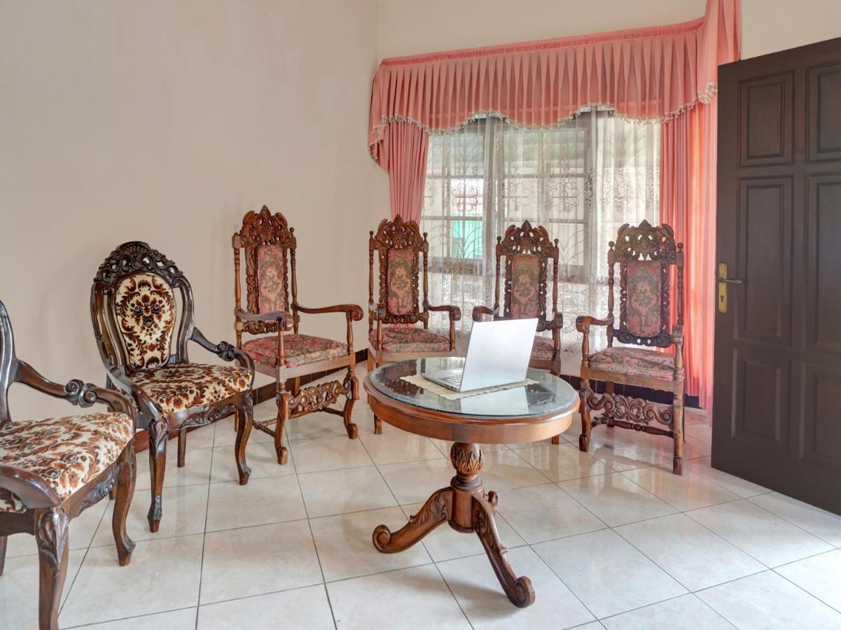 SPOT ON 90539 Taman Borobudur Guest House Syariah Blimbing  Bagian luar foto