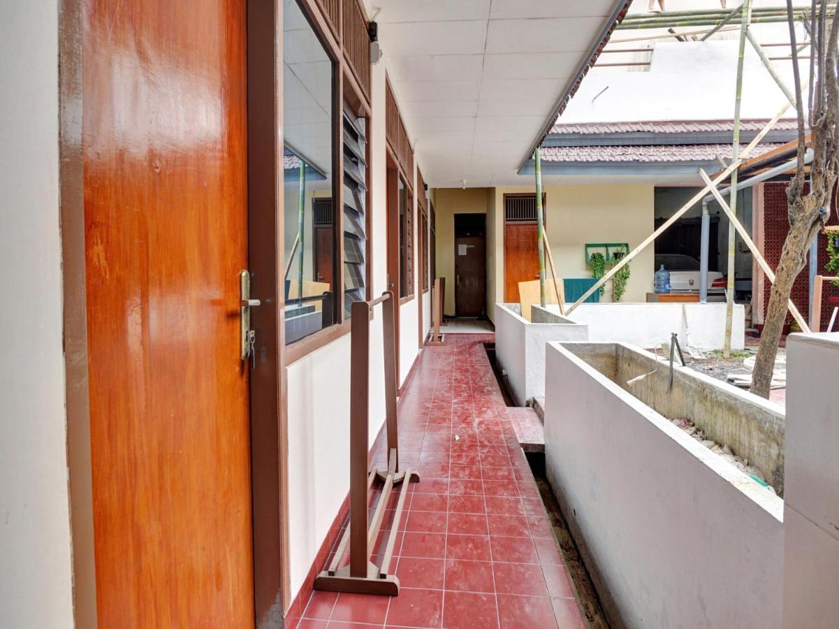 SPOT ON 90539 Taman Borobudur Guest House Syariah Blimbing  Bagian luar foto