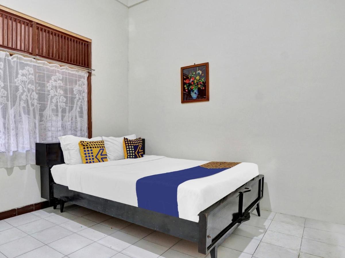 SPOT ON 90539 Taman Borobudur Guest House Syariah Blimbing  Bagian luar foto