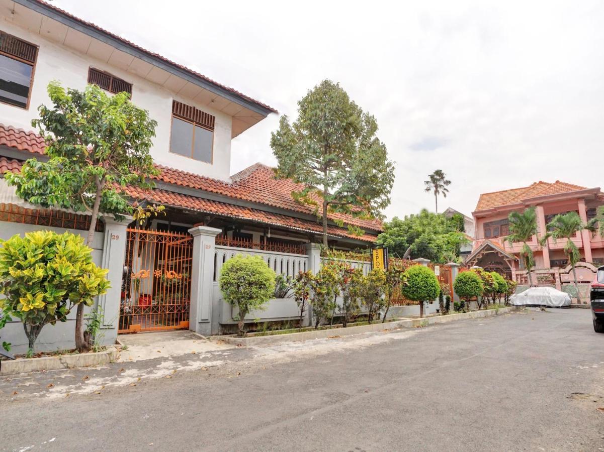 SPOT ON 90539 Taman Borobudur Guest House Syariah Blimbing  Bagian luar foto