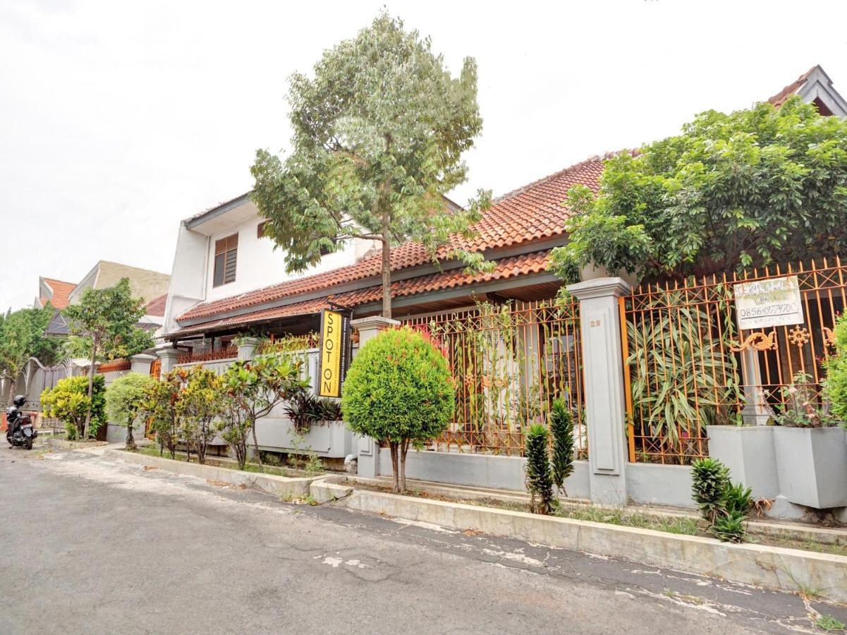 SPOT ON 90539 Taman Borobudur Guest House Syariah Blimbing  Bagian luar foto