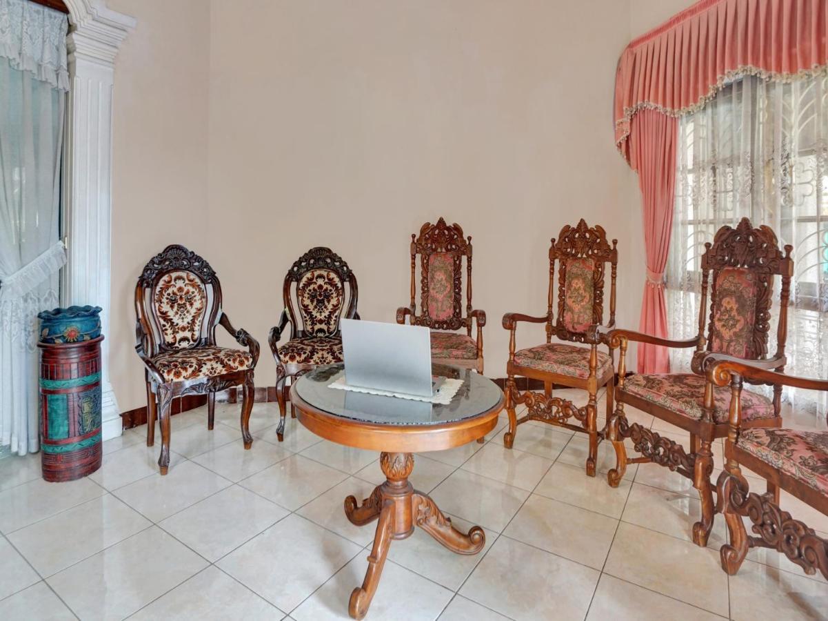 SPOT ON 90539 Taman Borobudur Guest House Syariah Blimbing  Bagian luar foto