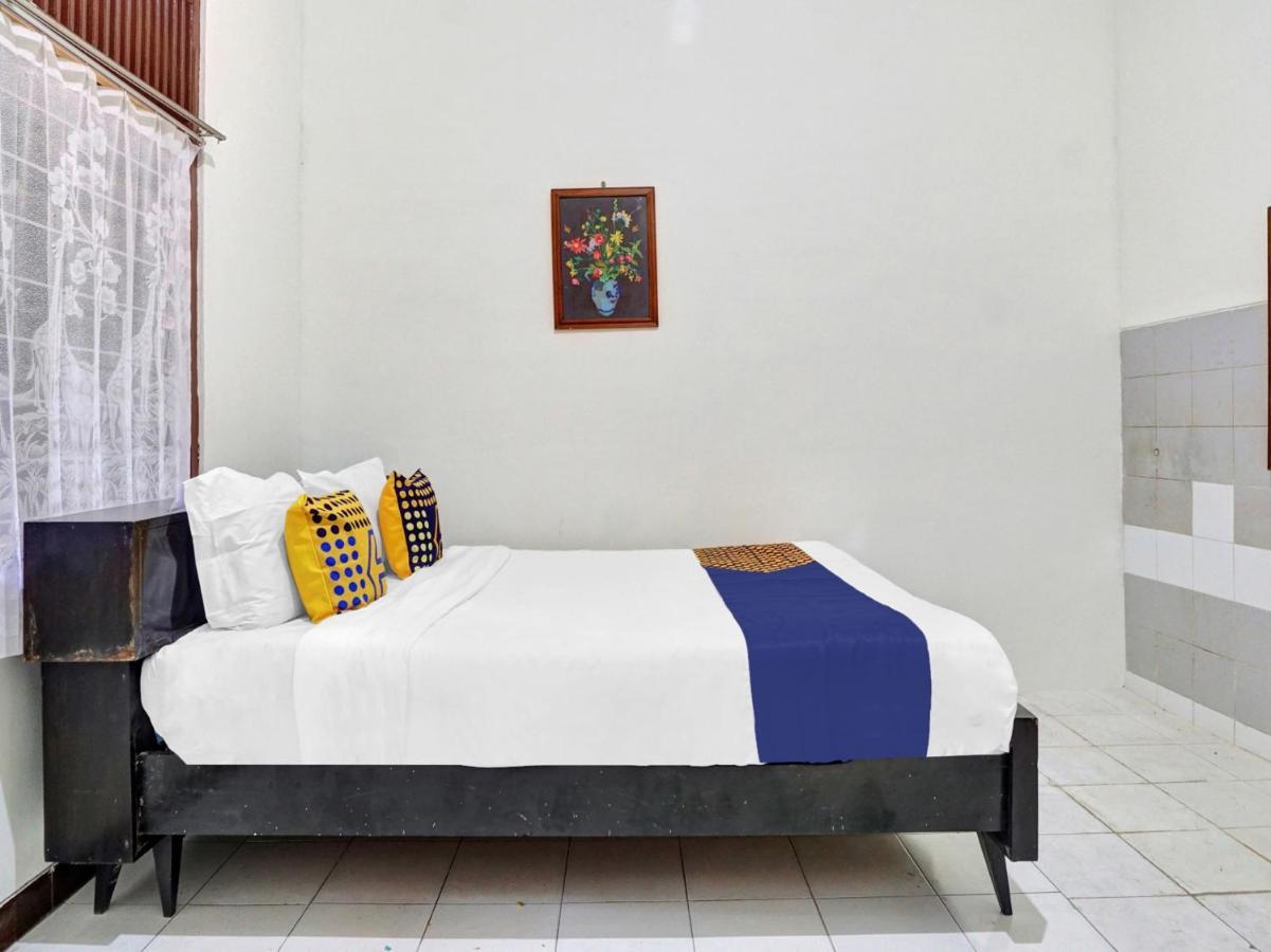 SPOT ON 90539 Taman Borobudur Guest House Syariah Blimbing  Bagian luar foto