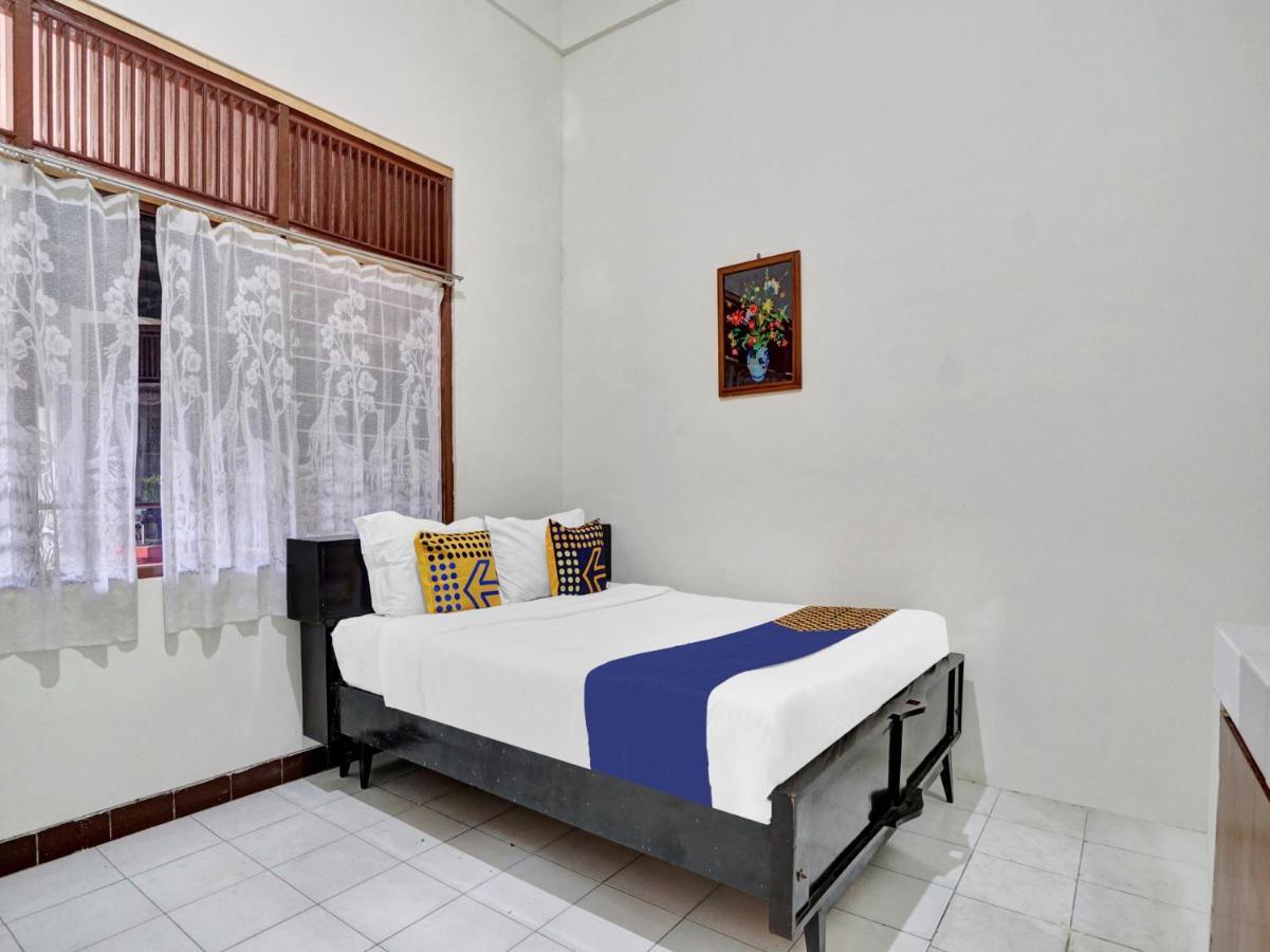 SPOT ON 90539 Taman Borobudur Guest House Syariah Blimbing  Bagian luar foto