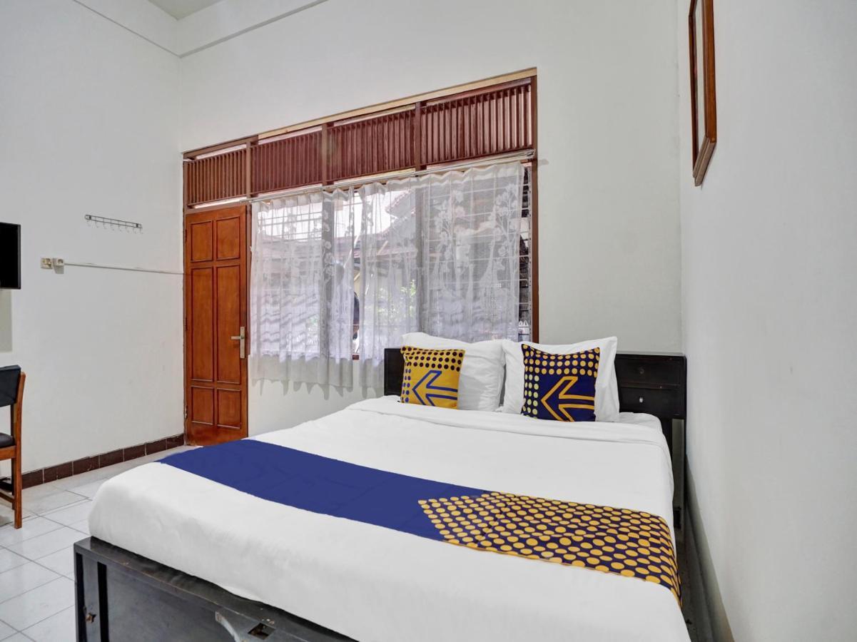 SPOT ON 90539 Taman Borobudur Guest House Syariah Blimbing  Bagian luar foto