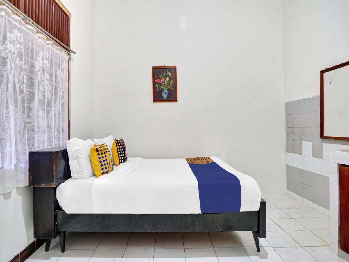 SPOT ON 90539 Taman Borobudur Guest House Syariah Blimbing  Bagian luar foto